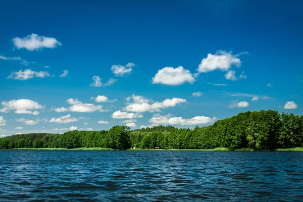 Blå sjön och himlen i sommar — Stockfoto