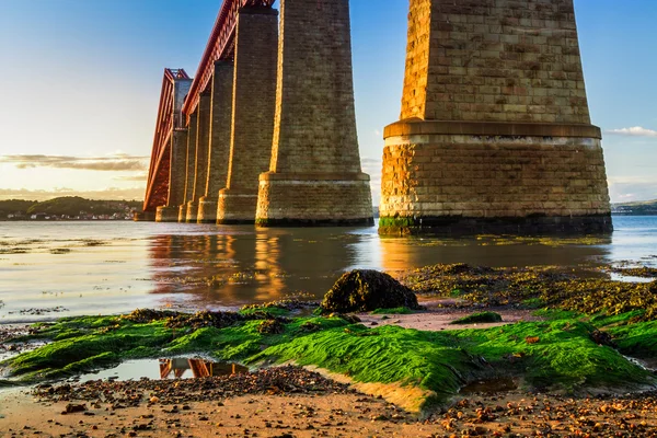 Rivier en zonsondergang meer dan weer weg brug in Schotland — Stockfoto