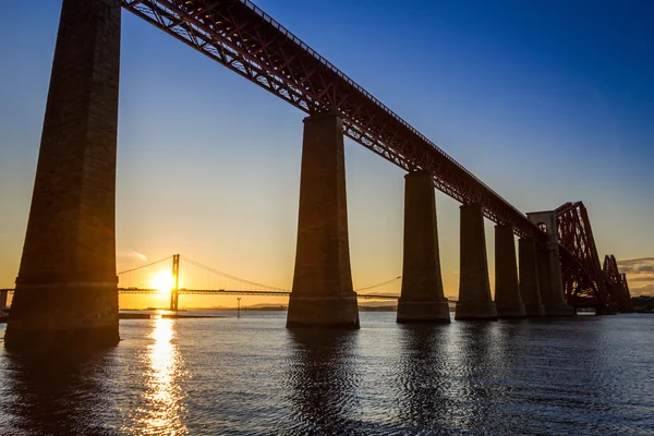 Sonnenuntergang zwischen den beiden Brücken in Schottland im Sommer — Stockfoto