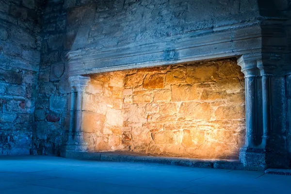Warmes und kaltes Licht im alten Schloss — Stockfoto