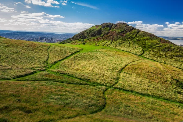 Groene wandelpad voorsprong naar de heuvel in de zomer — Stockfoto