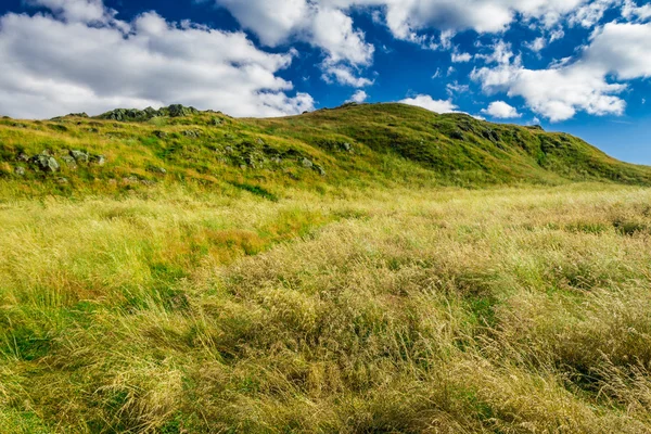 Colline verdi in Scozia in estate — Foto Stock
