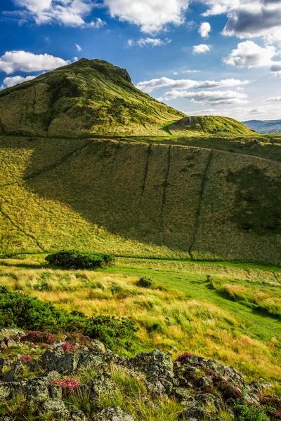 Weergave van groene heuvels in de zomer in Schotland — Stockfoto