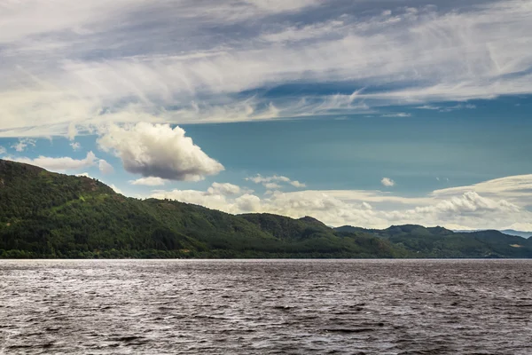 Widok na jezioro loch ness w Szkocji w lecie — Zdjęcie stockowe