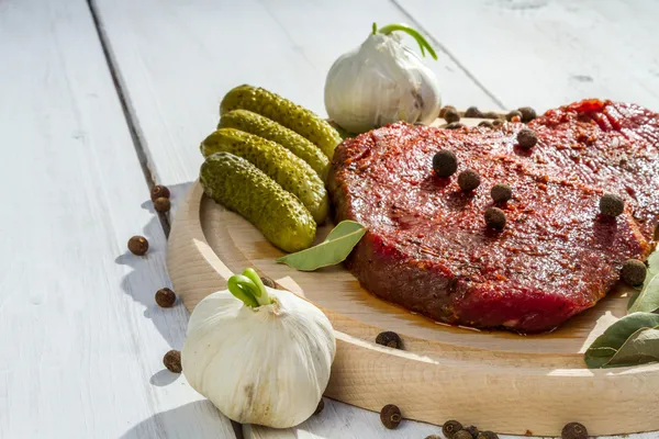 Raw steak ready to grill — Stock Photo, Image
