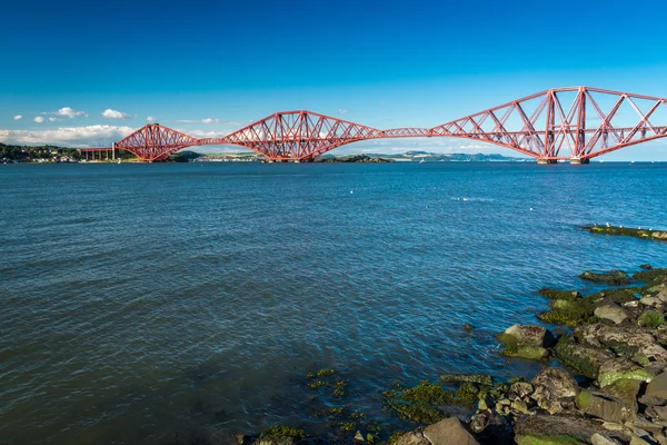 Firth of tam most ve Skotsku v slunečný den — Stock fotografie