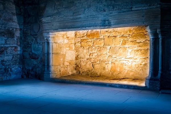 Luce calda e fredda nel vecchio castello di pietra — Foto Stock