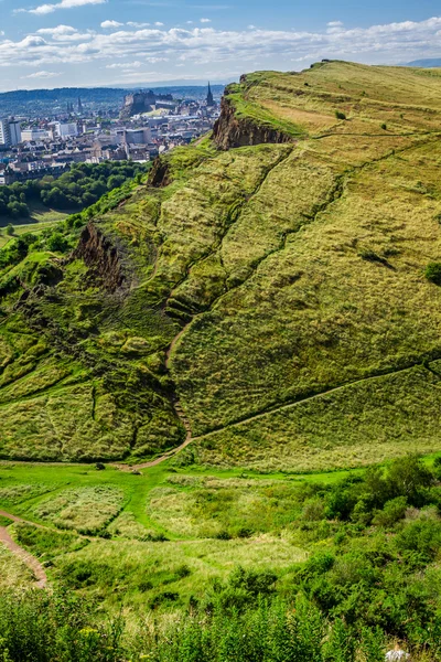 Vista della soleggiata Edimburgo dalla cima di Arthur Seats in estate — Foto Stock