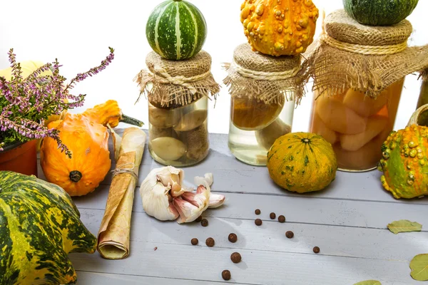Verduras de otoño con la receta en el estante —  Fotos de Stock