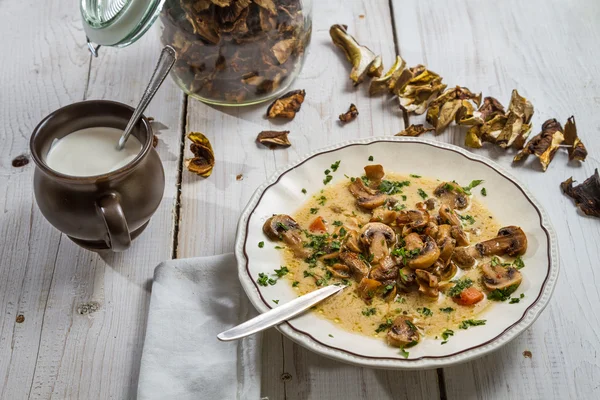 Zupa grzybowa w stylu rustykalnym serwowane — Zdjęcie stockowe