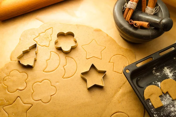 Tagliare i biscotti di Natale fatti di pan di zenzero — Foto Stock