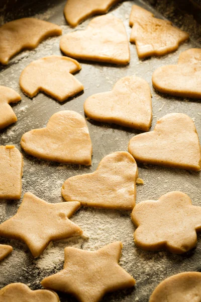 Soubory cookie na připravené k pečení pekáč — Stock fotografie