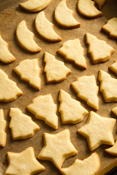 Biscoitos de Natal recém-assados em uma bandeja de cozimento — Fotografia de Stock