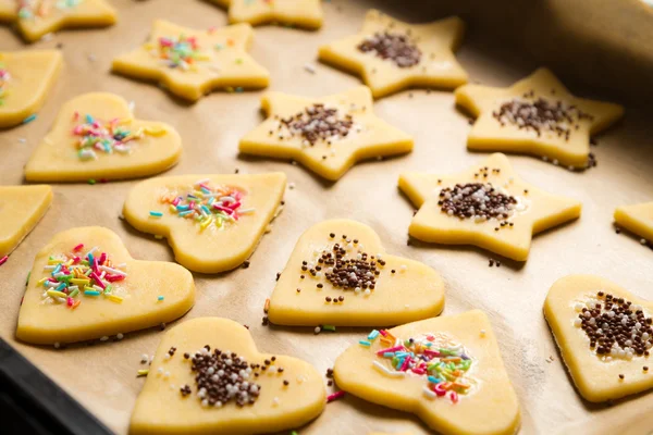Decorated Christmas cookies ready for baking — Stock Photo, Image