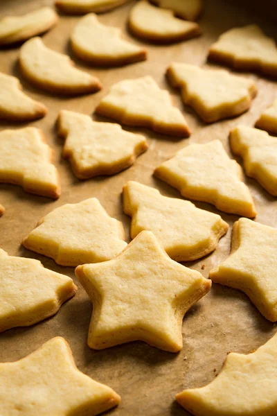 Primeros planos de galletas de Navidad horneadas en una bandeja para hornear —  Fotos de Stock