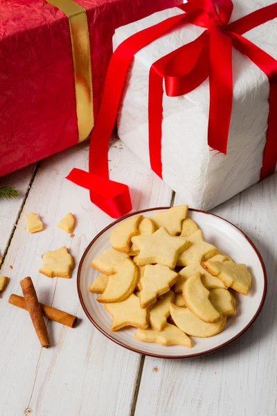 Рождественское пряничное печенье и подарки — стоковое фото