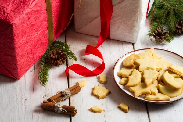Prato cheio de biscoitos de Natal em um fundo de presentes — Fotografia de Stock
