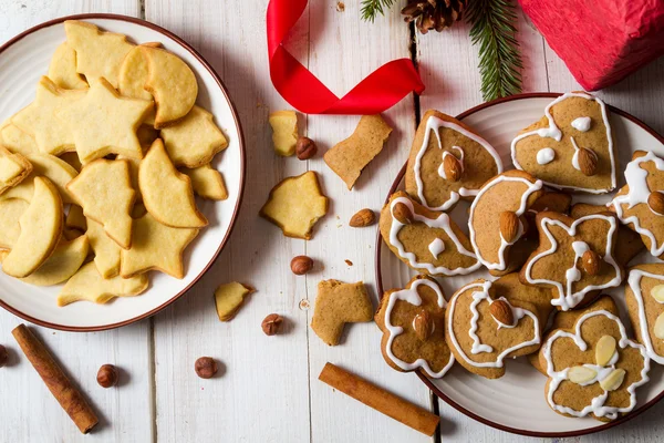 Nahaufnahme zweier Teller mit verschiedenen Weihnachtsplätzchen — Stockfoto