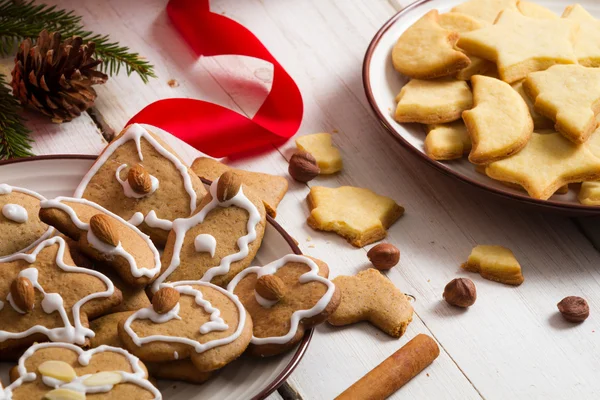 Nahaufnahme auf den Tellern mit den weihnachtlichen Lebkuchen — Stockfoto