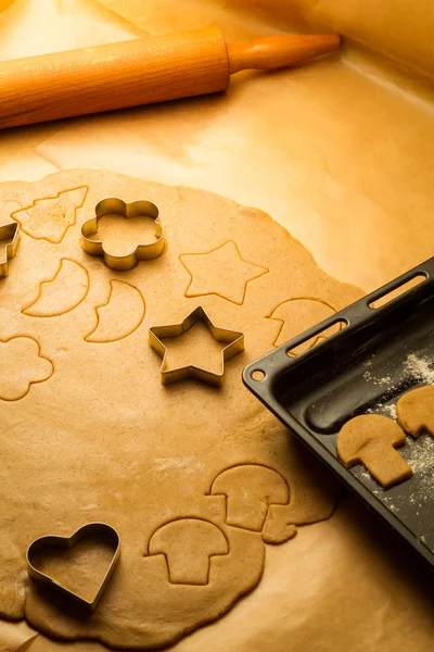 Cookies gemaakt van peperkoek vlak voor bakken — Stockfoto