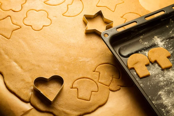 Primo piano taglio di biscotti di pan di zenzero fatti in casa — Foto Stock