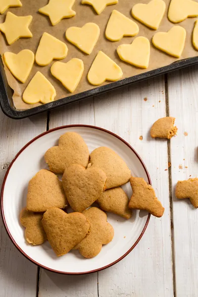 Galletas caseras de Navidad antes y después de hornear — Foto de Stock