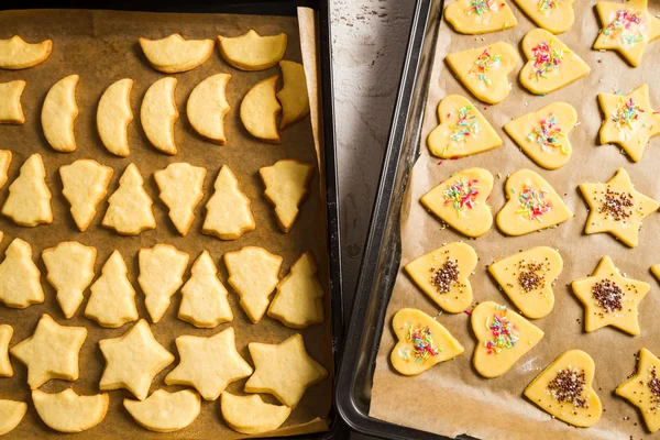 Nybakade hemlagade pepparkakor på en bakplåt — Stockfoto