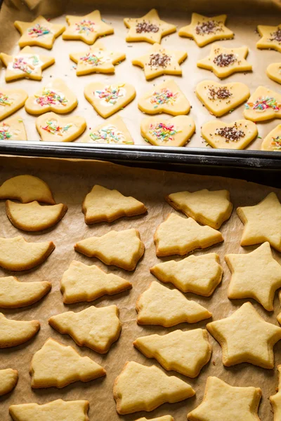 Украшенные домашние рождественские печенья — стоковое фото