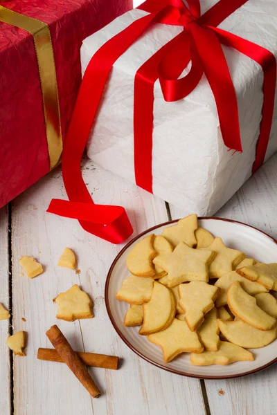 Zelfgemaakte ontbijtkoek cookies en rode geschenken — Stockfoto