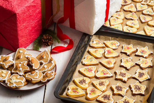 圣诞礼物和自制饼干在烤田 — 图库照片
