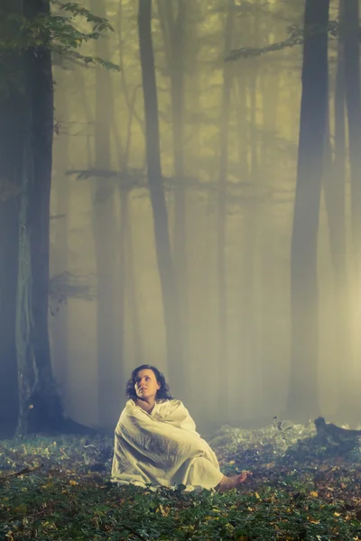 Lost woman in a dark misty forest — Stock Photo, Image