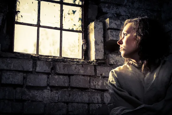 Жінка-в'язень мріє про свободу — стокове фото