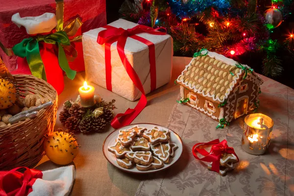 Christmas gift table set with gingerbread — Stock Photo, Image