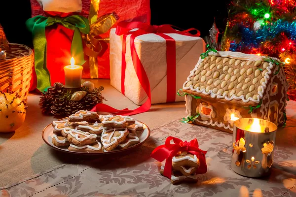 Nahaufnahme einer Tischdecke mit Weihnachtsgeschenken — Stockfoto