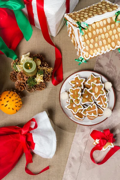 Primo piano su regali di Natale e chicche sul tavolo — Foto Stock