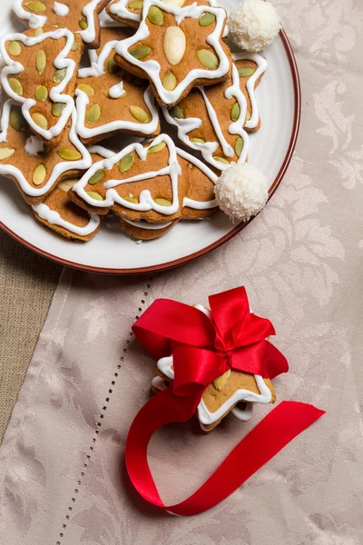 Primer plano de galletas de jengibre en el plato con regalo — Foto de Stock