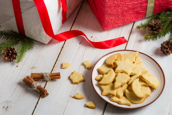 Primo piano dei biscotti con i regali di Natale sulla vecchia tavola di legno — Foto Stock