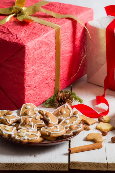 Gingerbread cookies for Christmas with red present — Stock Photo, Image