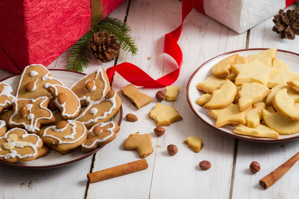 Christmas decorations and gingerbread cookies — Stock Photo, Image