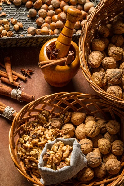 Bruna ingredienser på den gamla träbord — Stockfoto