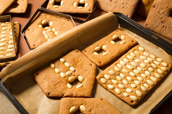 Elemente Lebkuchenhaus mit Nüssen bereit zu kombinieren — Stockfoto