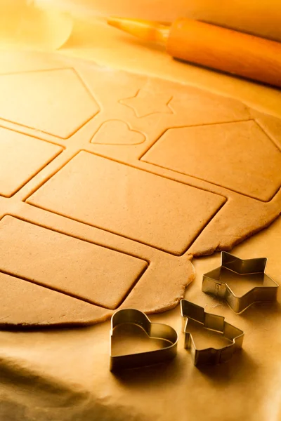 Couper différentes formes de biscuits au pain d'épice — Photo