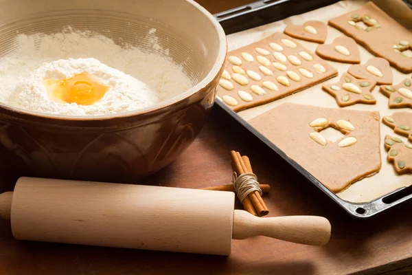 Lebkuchen für Weihnachten zubereiten — Stockfoto