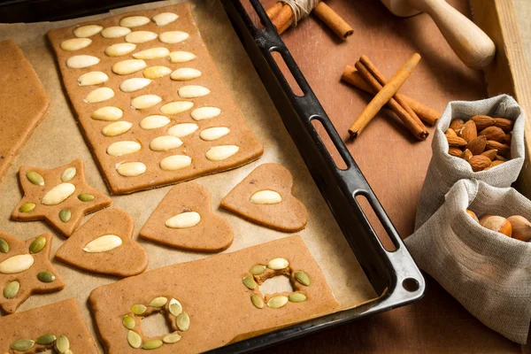 Decorar galletas de jengibre con nueces —  Fotos de Stock