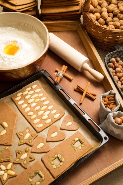 Ingredientes e nozes para biscoitos de gengibre para o Natal — Fotografia de Stock