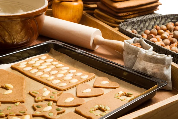 Primer plano de bandeja para hornear con galletas de jengibre e ingredientes — Foto de Stock