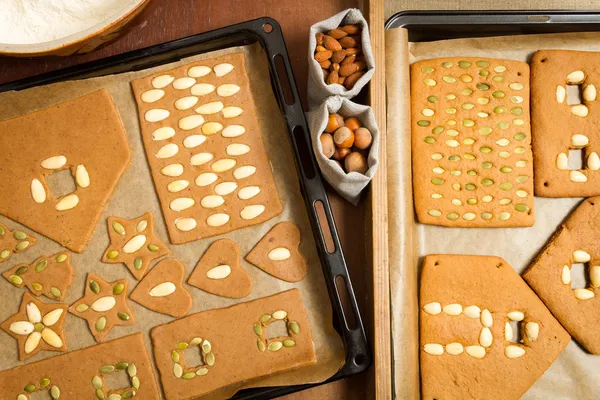Antes e depois de assar biscoitos de gengibre com nozes — Fotografia de Stock