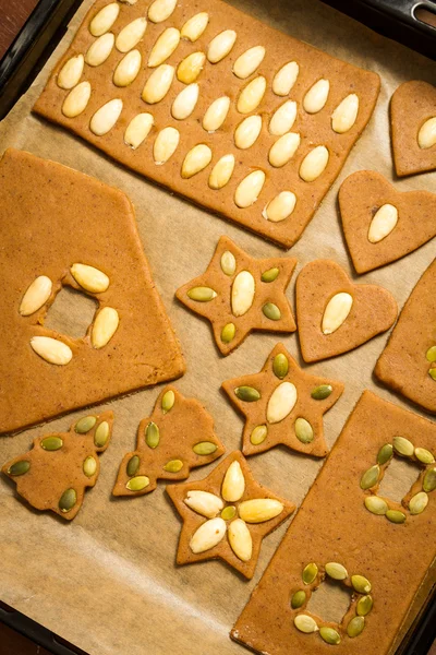 Biscoitos de gengibre na assadeira decoração com nozes — Fotografia de Stock