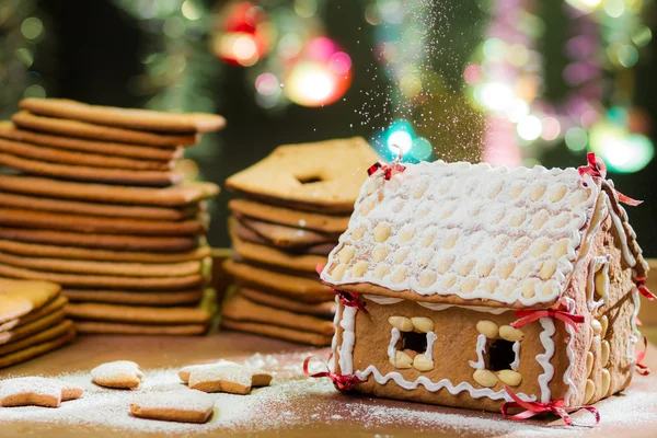 Dekorieren Lebkuchenhaus auf Weihnachtsbaum Hintergrund — Stockfoto