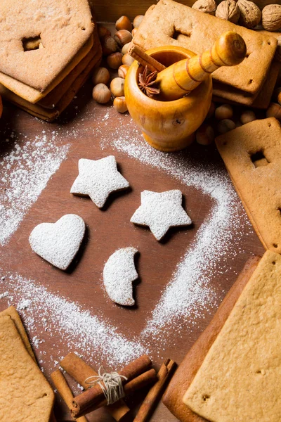 Decoração de biscoitos de gengibre na velha mesa de madeira — Fotografia de Stock